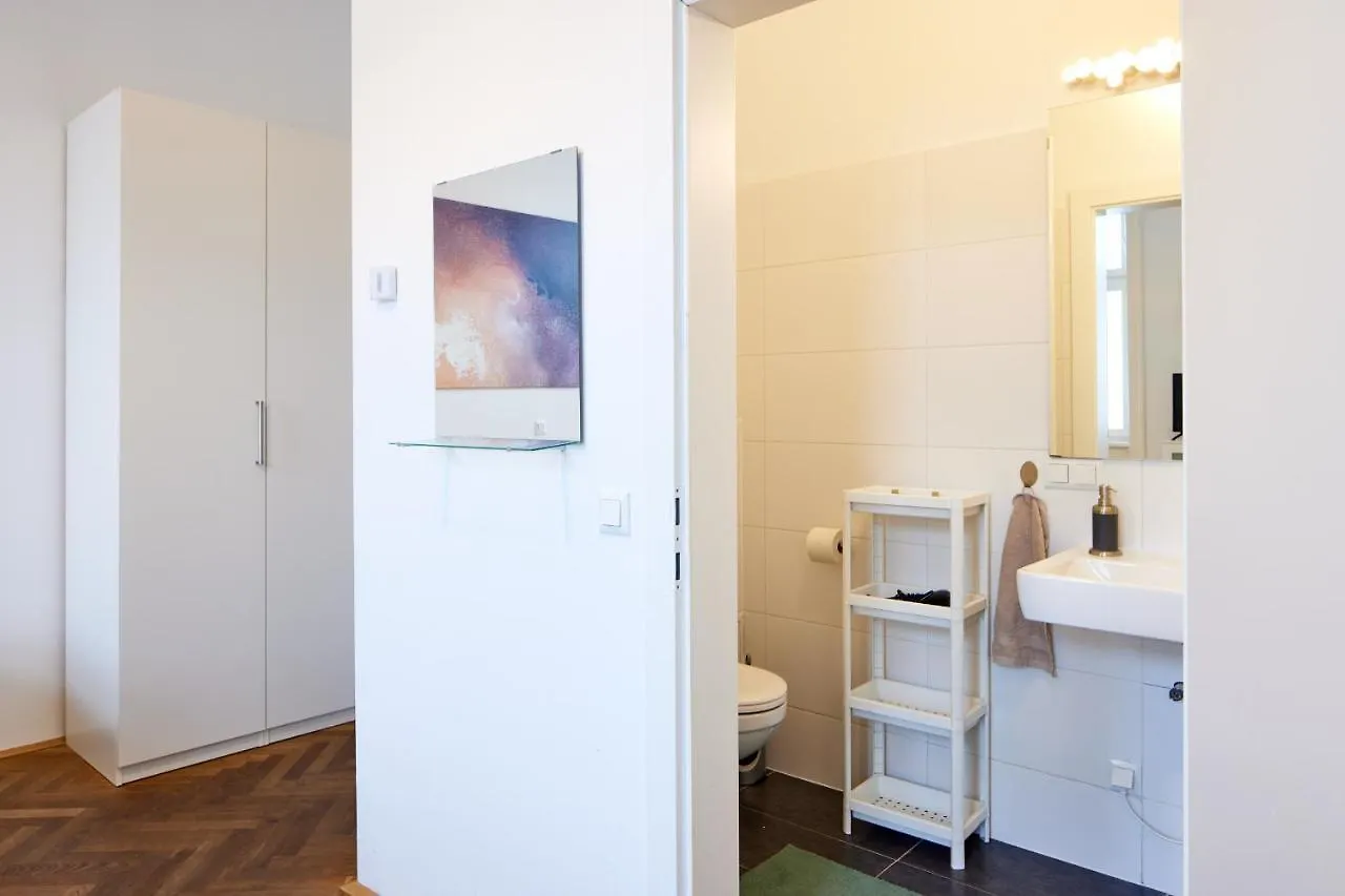 Nice Studio Close To Metro III Viena 0*,